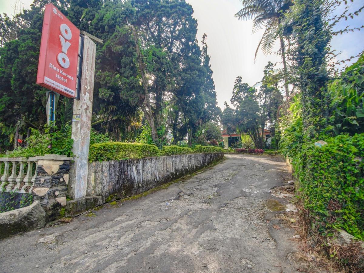 Oyo 2322 Dien Karona Hotel Berastagi Exterior foto